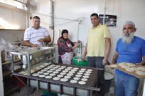 بالصور: القطايف تتصدر قائمة حلوى الإفطار المفضلة في مدينة اللد